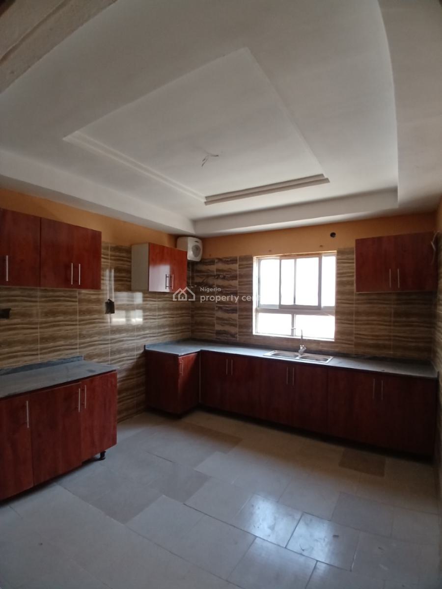 Well Renovated 2 Bedroom Block of Flat, Guzape Abuja Diplomatic Zone, Guzape District, Abuja, House for Rent
