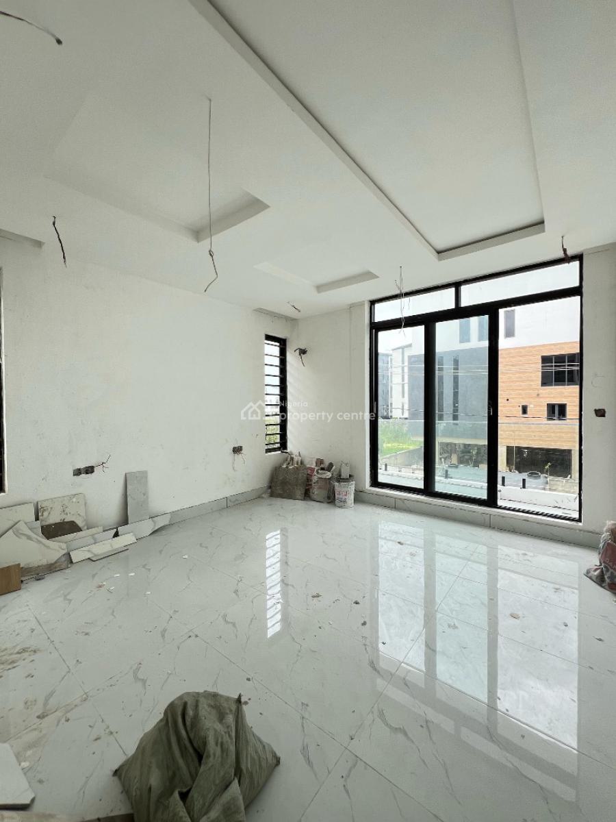 Spacious 2 Bedroom Apartment with Gym and Elevator Suitable for Invest, Lekki Phase 1, Lekki, Lagos, Flat / Apartment for Sale