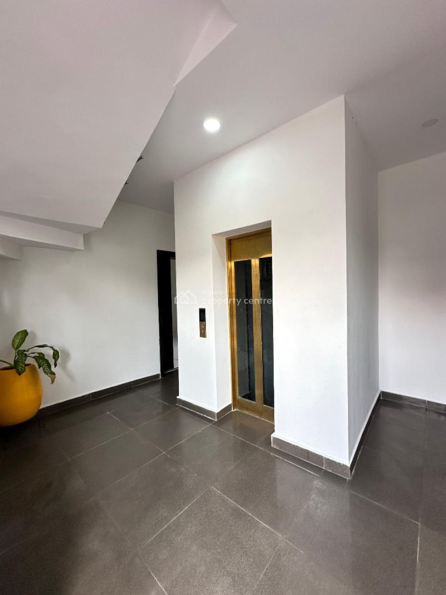 Spacious  3 Bedroom Apartment with an Elevator., Lekki Phase 1, Lekki, Lagos, Flat / Apartment for Sale