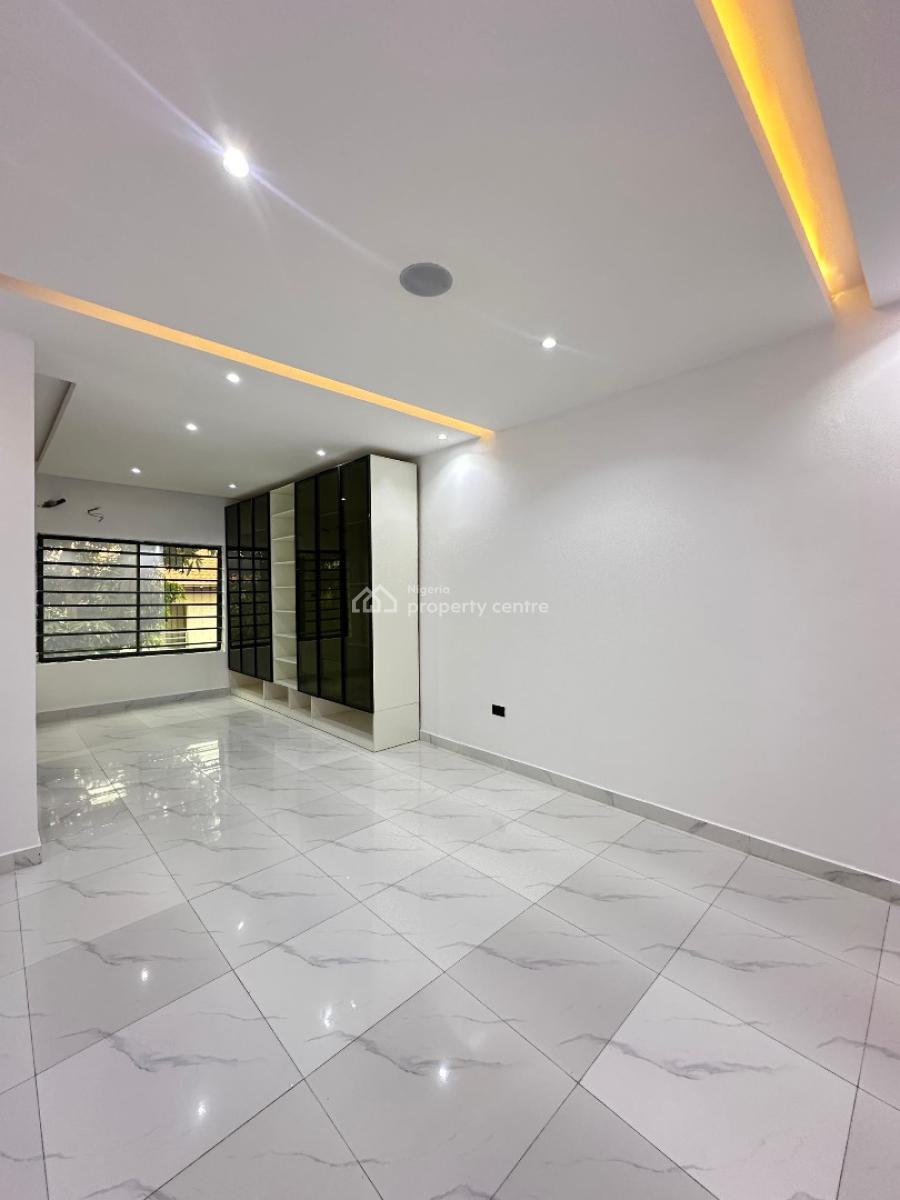 Spacious  3 Bedroom Apartment with an Elevator., Lekki Phase 1, Lekki, Lagos, Flat / Apartment for Sale