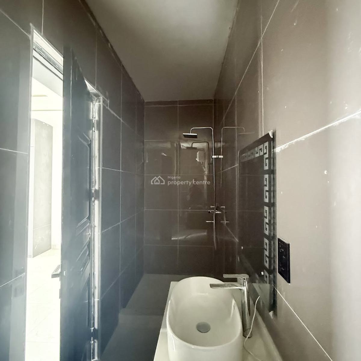 Spacious 2 Bedroom Apartment with Bq, Lekki Phase 1, Lekki, Lagos, Block of Flats for Sale