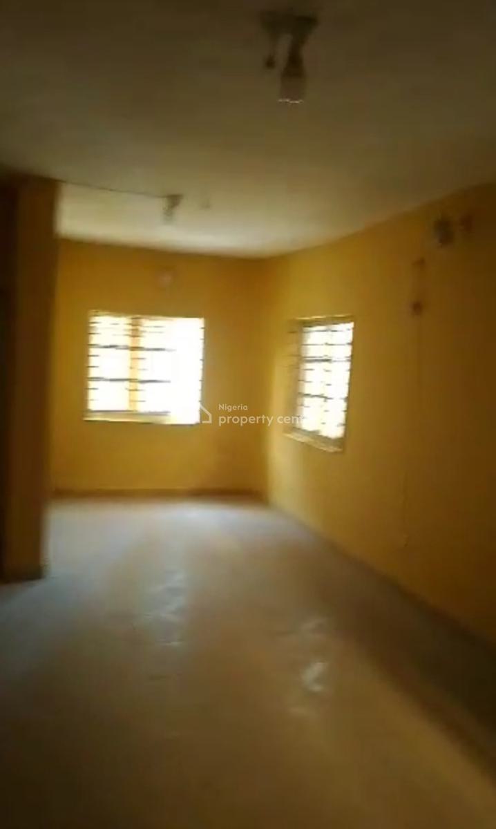 Lovely&spacious 3bed Flat in a Calm Location Accessible to.the Bustop, Weighbridge, Trekkable to The Bustop, Mile 12, Kosofe, Lagos, Flat / Apartment for Rent