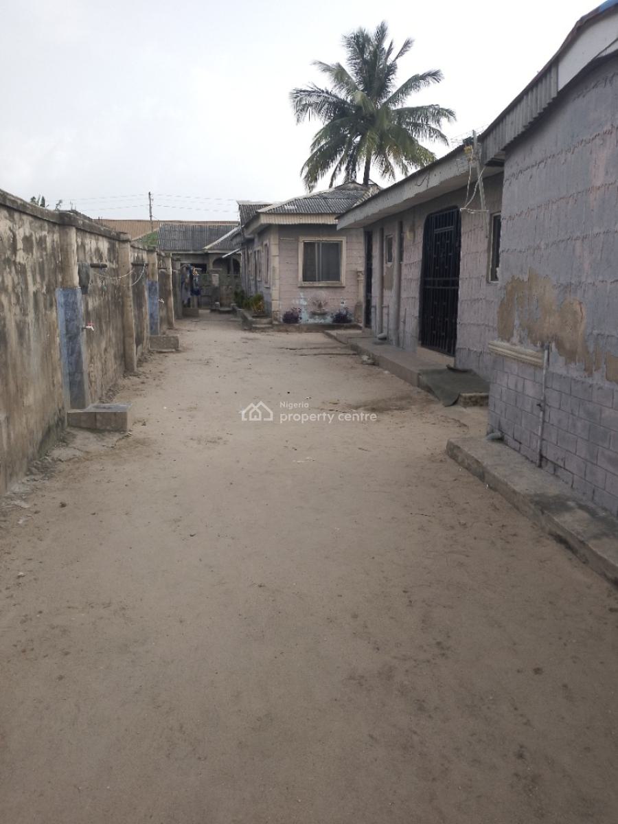 2 Bedroom with Bq, Community Off Bayeku Road, Igbogbo, Ikorodu, Lagos, Block of Flats for Sale