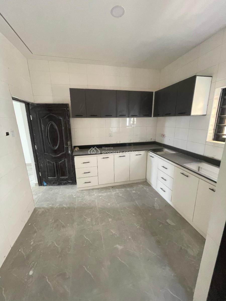 Distress Deal!  Exquisite 2 Bedroom Apartment, Ologolo, Lekki, Lagos, Flat / Apartment for Sale