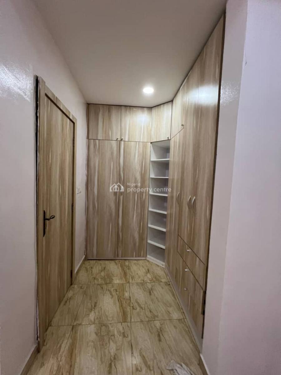 *spacious Masters Bedroom with Big Fitted Bathroom Sharing Kitchen, Orchid Road, Lekki, Lagos, Flat / Apartment for Rent