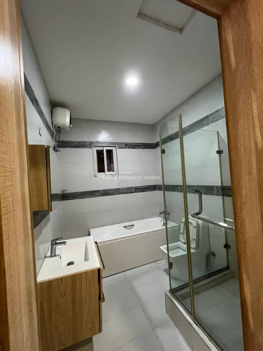 *spacious Masters Bedroom with Big Fitted Bathroom Sharing Kitchen, Orchid Road, Lekki, Lagos, Flat / Apartment for Rent