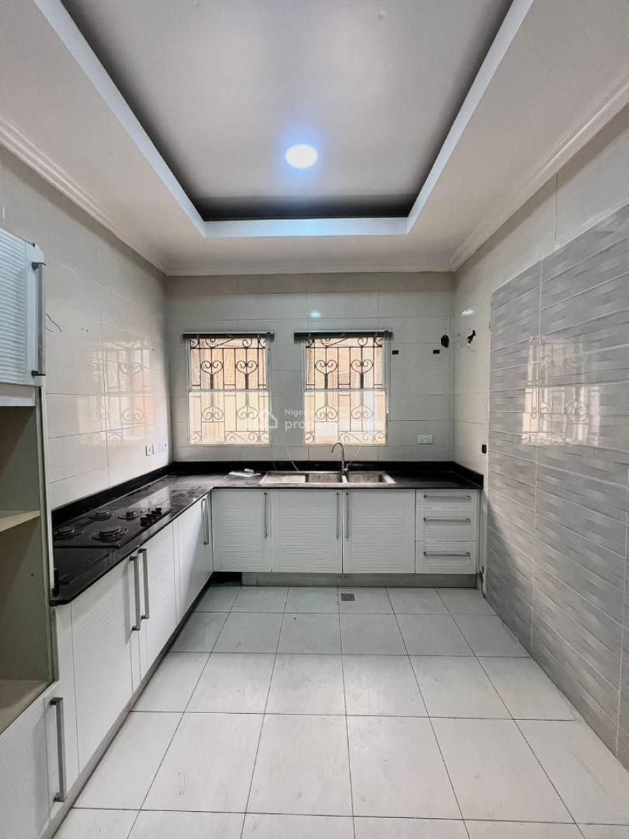 Standard and Spacious Semi Master Bathroom, Lekki, Lagos, Flat / Apartment for Rent