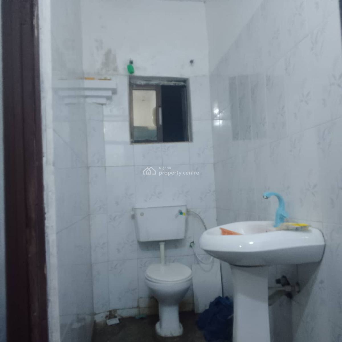 *self Service 3 Bedrooms Flat on The Groundfloor Ins, Osapa, Lekki, Lagos, Flat / Apartment for Rent