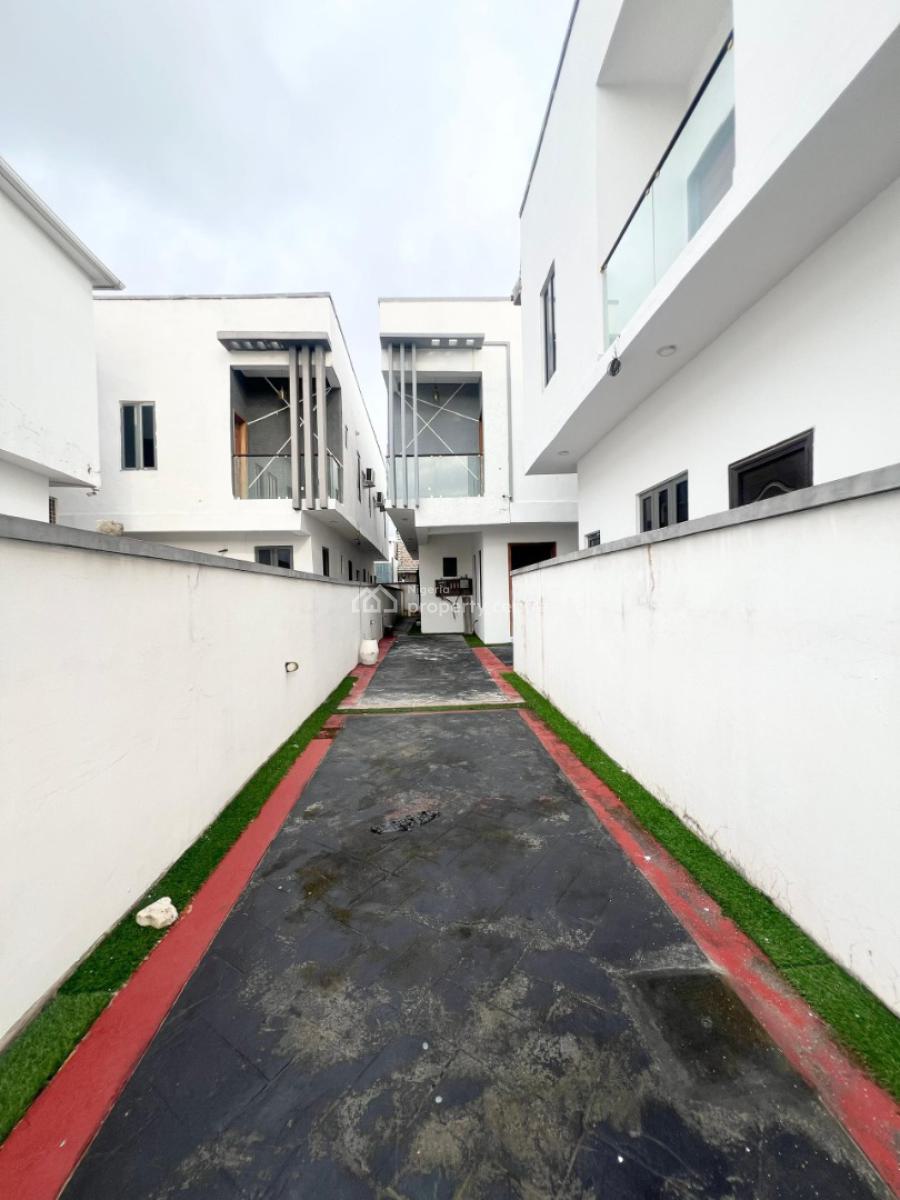 Distress 4 Bedroom Semi Detached Duplex, Ologolo, Ologolo, Lekki, Lagos, Semi-detached Duplex for Sale