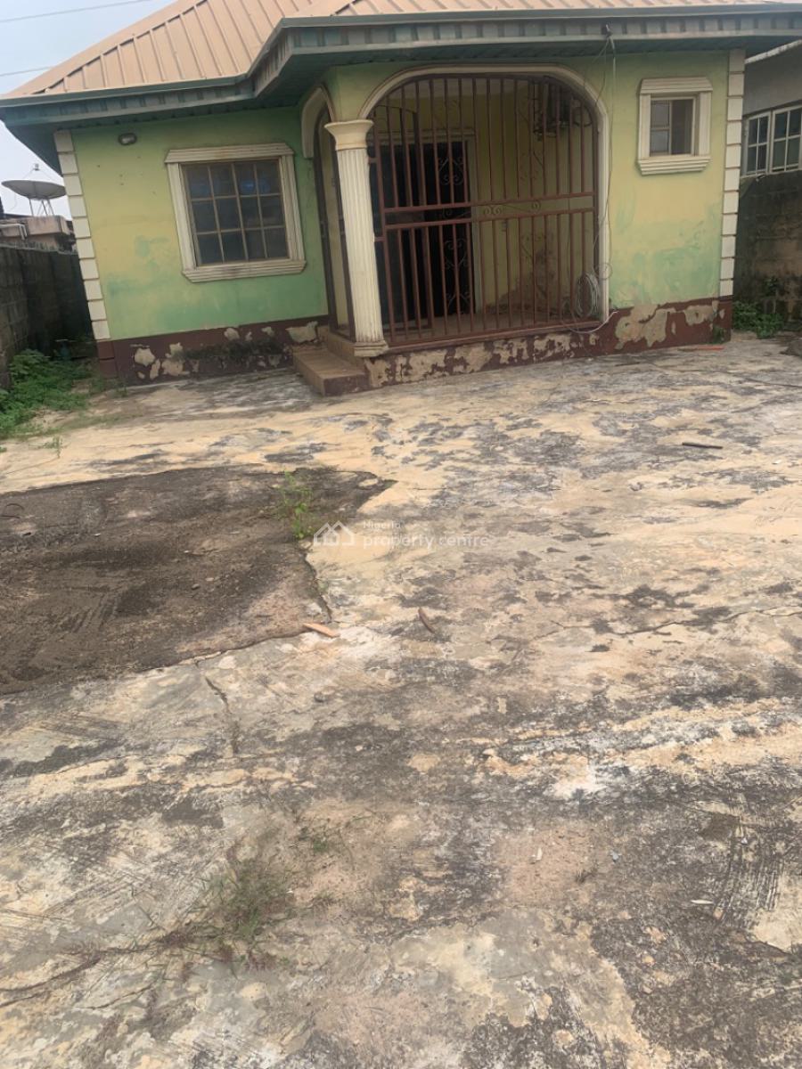 Decent Bungalow in a Good Location, Kola Oladejo Street, Odogunyan, Ikorodu, Lagos, Detached Bungalow for Sale