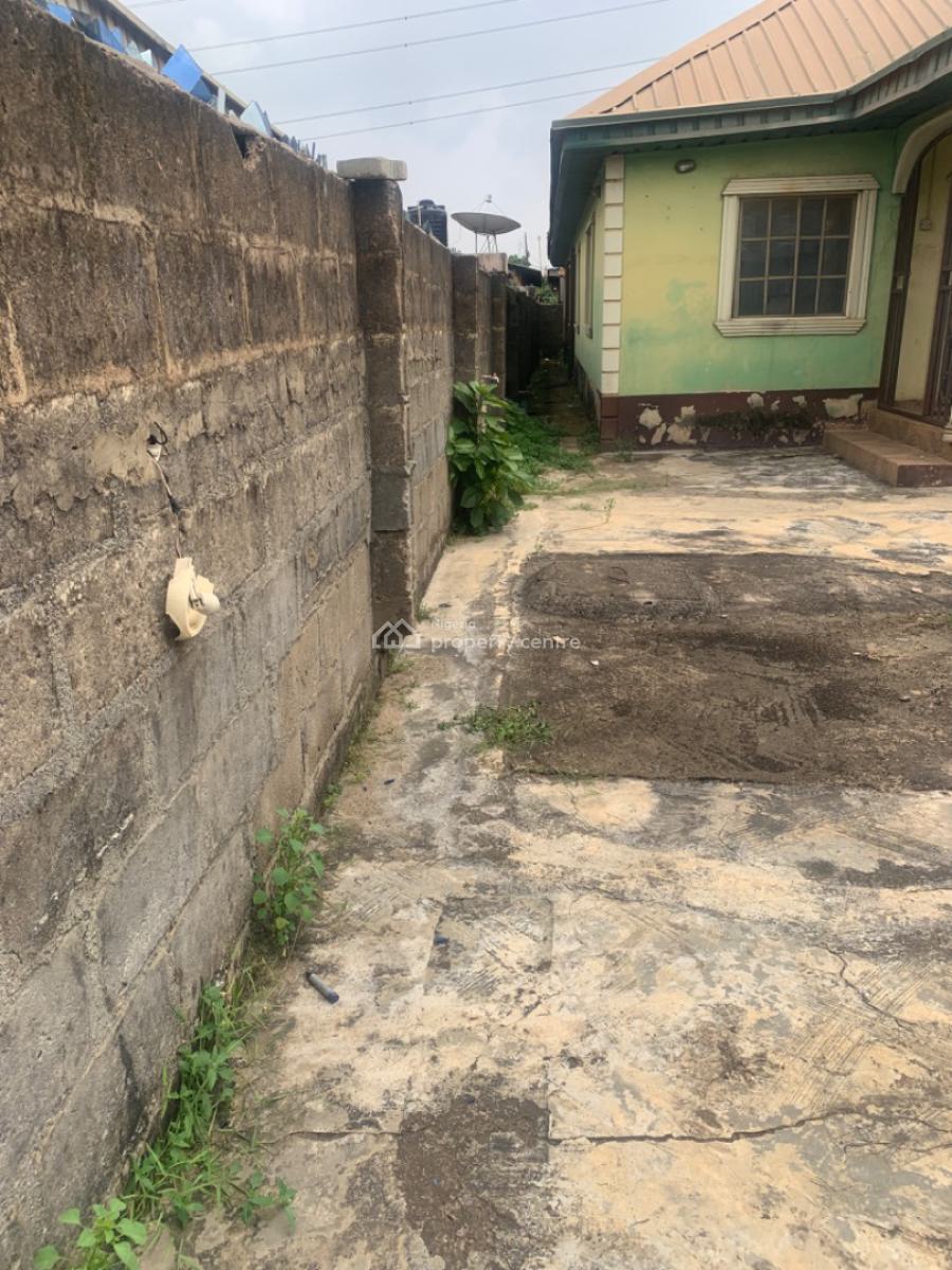 Decent Bungalow in a Good Location, Kola Oladejo Street, Odogunyan, Ikorodu, Lagos, Detached Bungalow for Sale