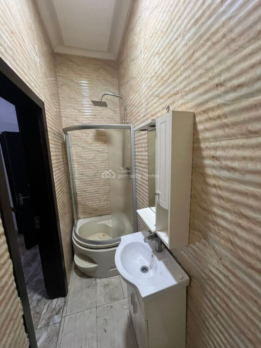 Spacious Room in a Shared Apartment Downstairs, Chevron, Lekki, Lagos, Flat / Apartment for Rent