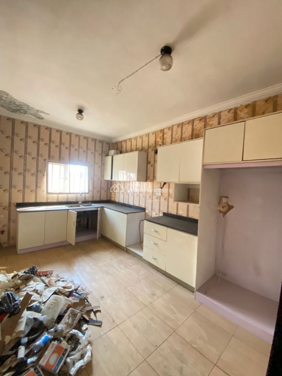 Spacious 4 Bedroom Terrace Duplex in an Estate, Osapa, Lekki, Lagos, Terraced Duplex for Rent