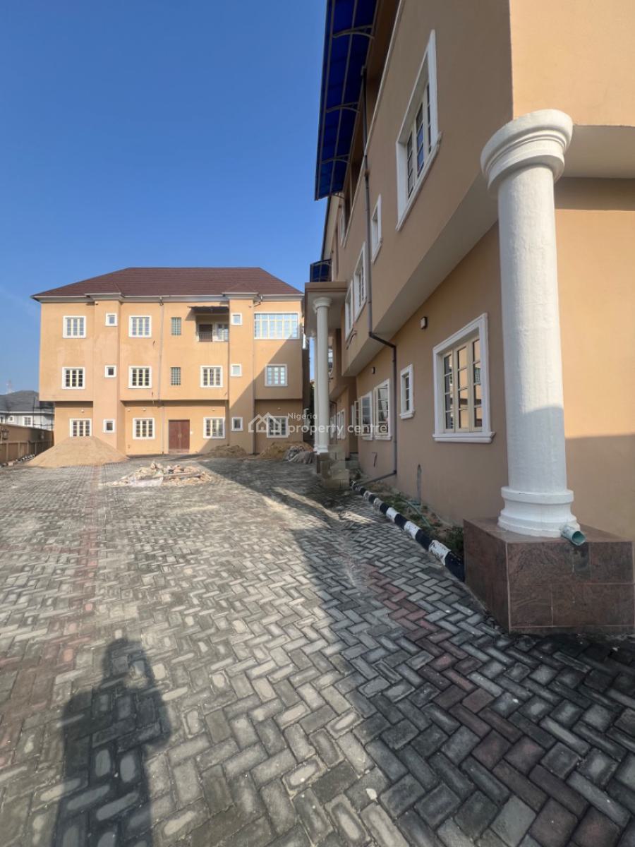 Spacious 3 Bedroom Apartment, Off Admiralty Way, Lekki Phase 1, Lekki, Lagos, Flat / Apartment for Rent