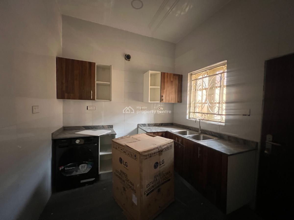 Spacious 3 Bedroom Apartment, Off Admiralty Way, Lekki Phase 1, Lekki, Lagos, Flat / Apartment for Rent