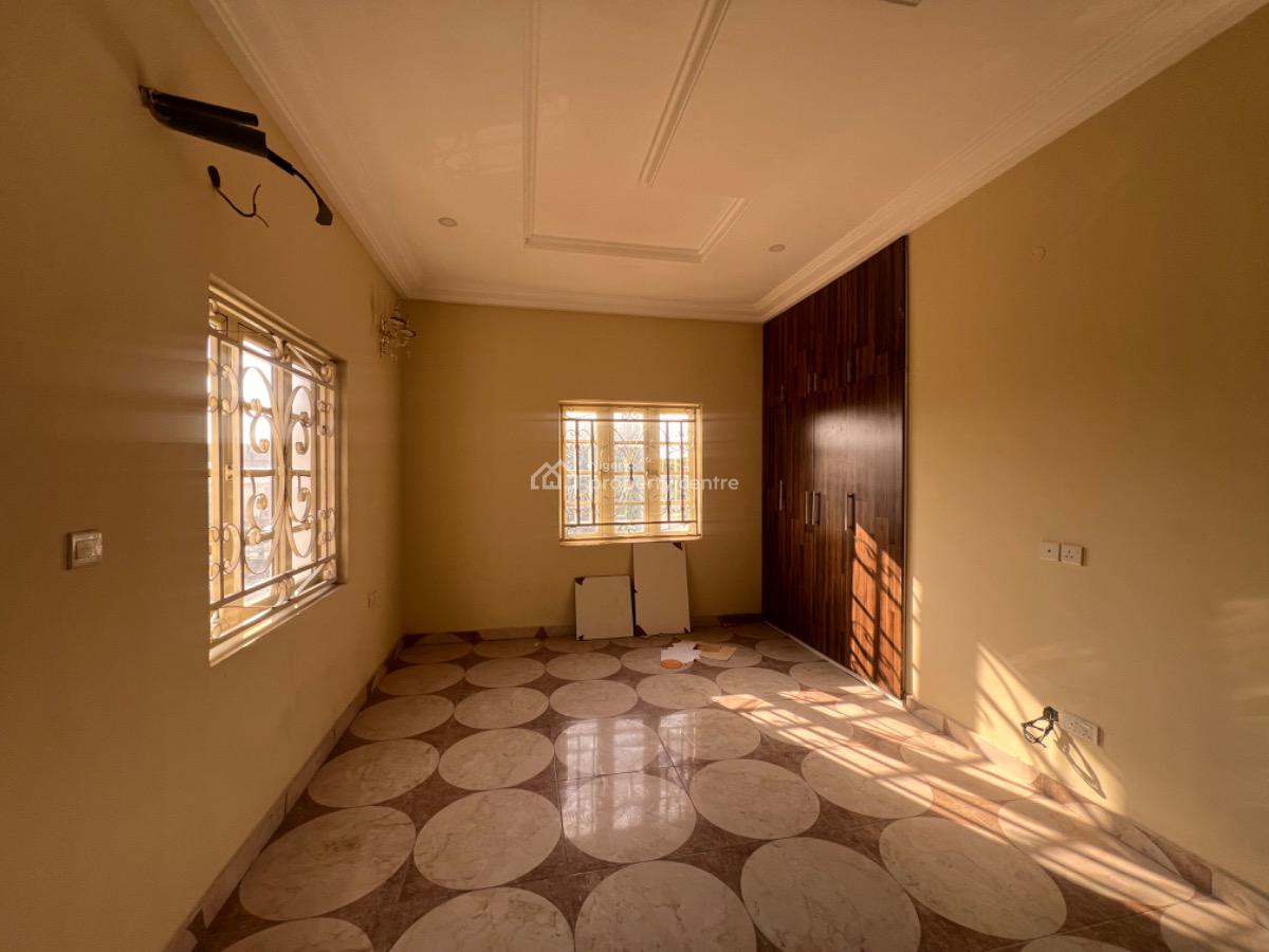 Spacious 3 Bedroom Apartment, Off Admiralty Way, Lekki Phase 1, Lekki, Lagos, Flat / Apartment for Rent