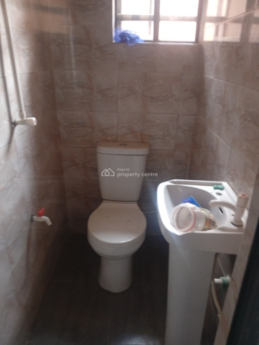 Executive 2 Bedroom Flat, Hilton Palace, Opposite United Estate,yakoyo, Ojodu Berger, Ojodu, Lagos, Flat / Apartment for Rent