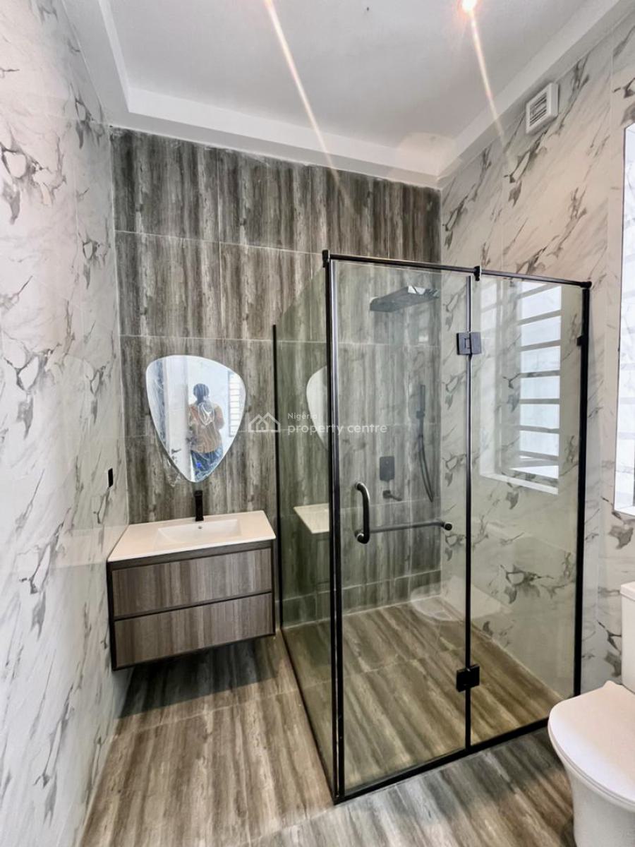 Distress Deal! Exquisite 2 Bedroom Apartment, New Road , Chevron Axis, Lekki, Lagos, Flat / Apartment for Sale