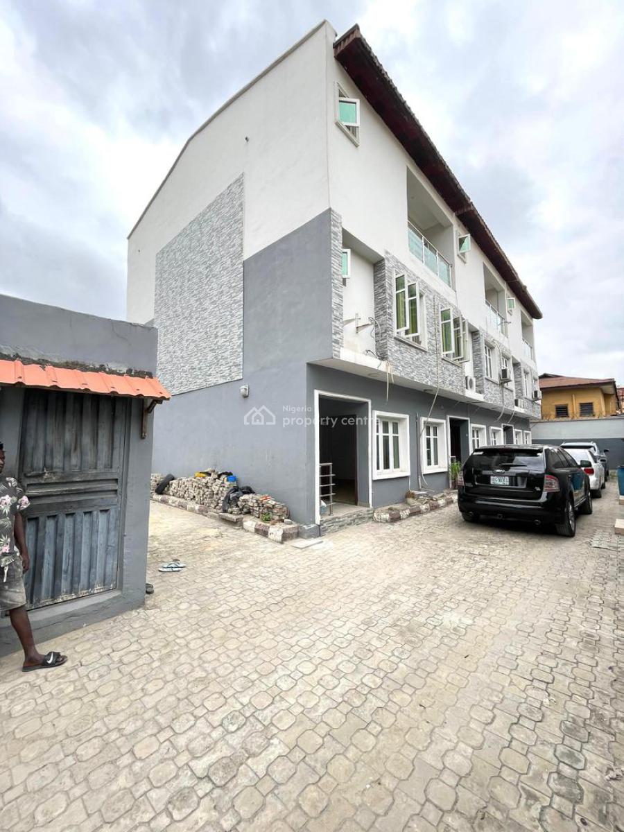 Built 4-bedroom Terrace Duplex, American-style Bathtub and Pop Ceilings, Surulere, Lagos, Terraced Duplex for Sale