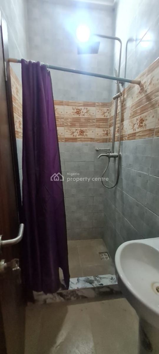Spacious 3 Bedroom Flat, Off Admiralty Way., Lekki Phase 1, Lekki, Lagos, Flat / Apartment for Rent