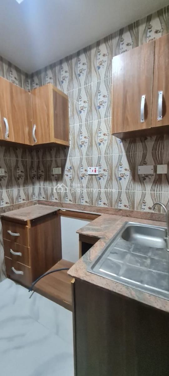 Spacious 3 Bedroom Flat, Off Admiralty Way., Lekki Phase 1, Lekki, Lagos, Flat / Apartment for Rent