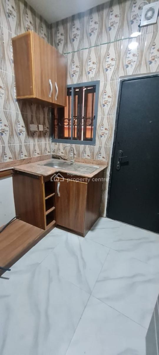 Spacious 3 Bedroom Flat, Off Admiralty Way., Lekki Phase 1, Lekki, Lagos, Flat / Apartment for Rent