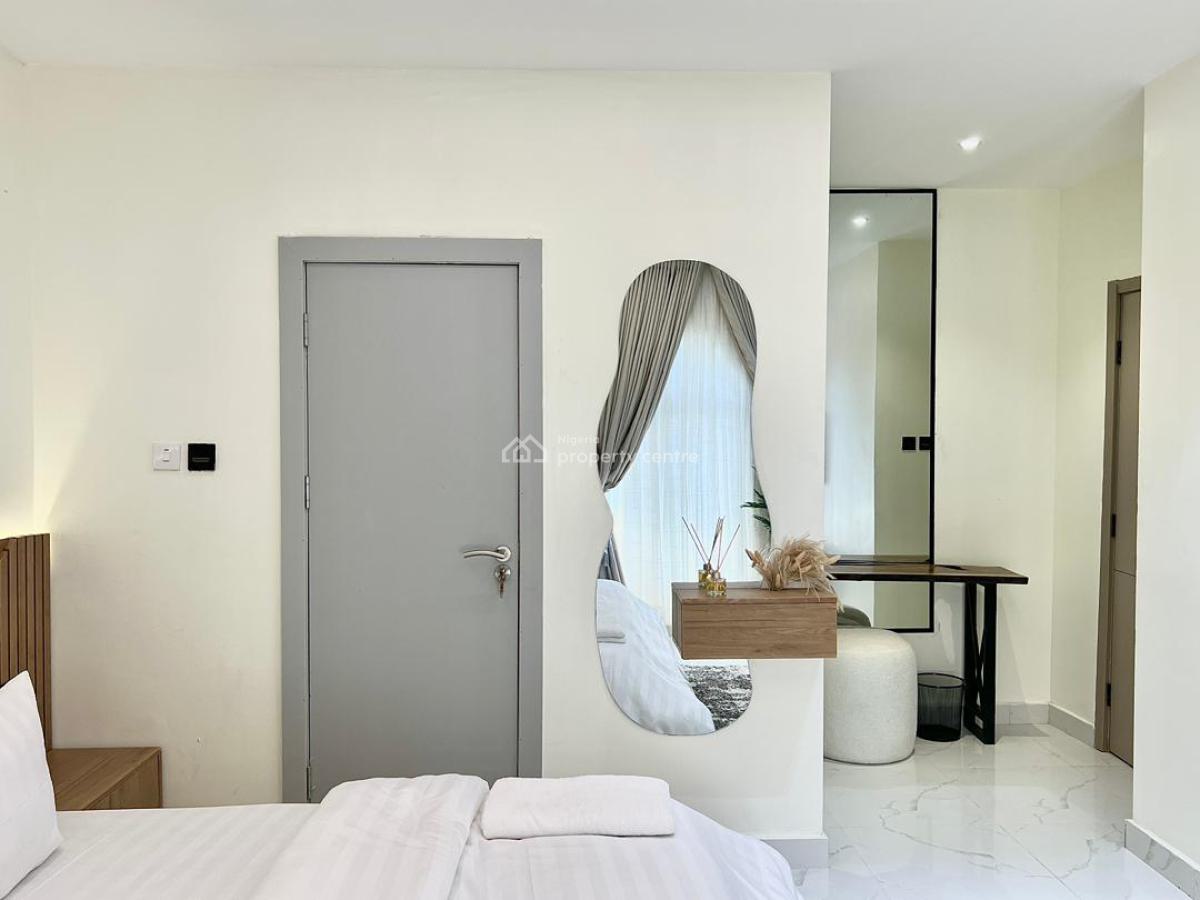 Beautiful 2 Bedroom Apartment, Lekki Phase 1, Lekki, Lagos, Flat / Apartment Short Let