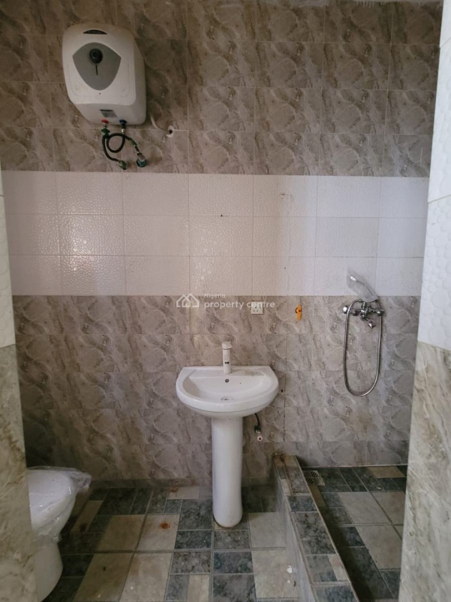 Spacious 3 Bedroom Flat, Upfloor, Ensuite Rooms, Off Freedom Way, Lekki Phase 1, Lekki, Lagos, Flat / Apartment for Rent