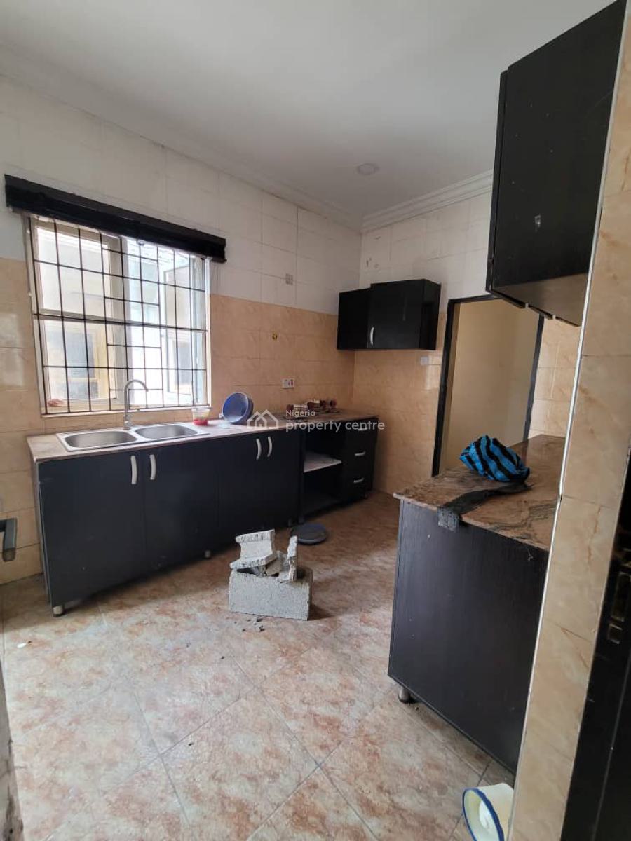 Spacious 3 Bedroom Flat, Upfloor, Ensuite Rooms, Off Freedom Way, Lekki Phase 1, Lekki, Lagos, Flat / Apartment for Rent