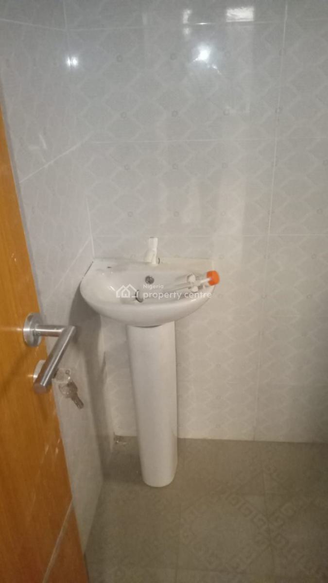 Nice and Spacious 2 Bedroom Apartment All Rooms En-suite Upstairs, Asaka Elebu, Ibadan, Oyo, Flat / Apartment for Rent