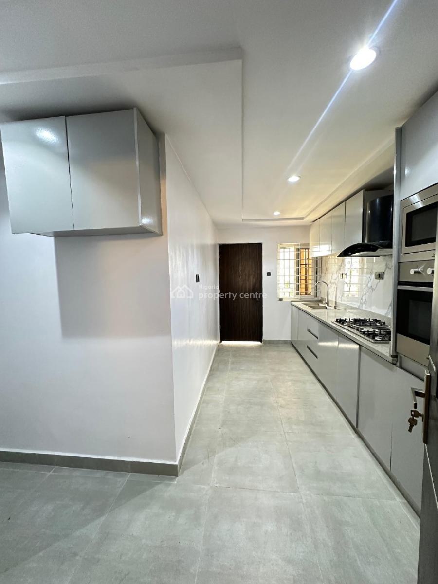 Spacious, Very Affordable 3 Bedroom Apartment, Unbelievably Affordable 3 Bedroom Apartment Within a Desirable Area, Lekki Phase 1, Lekki, Lagos, Flat / Apartment for Sale