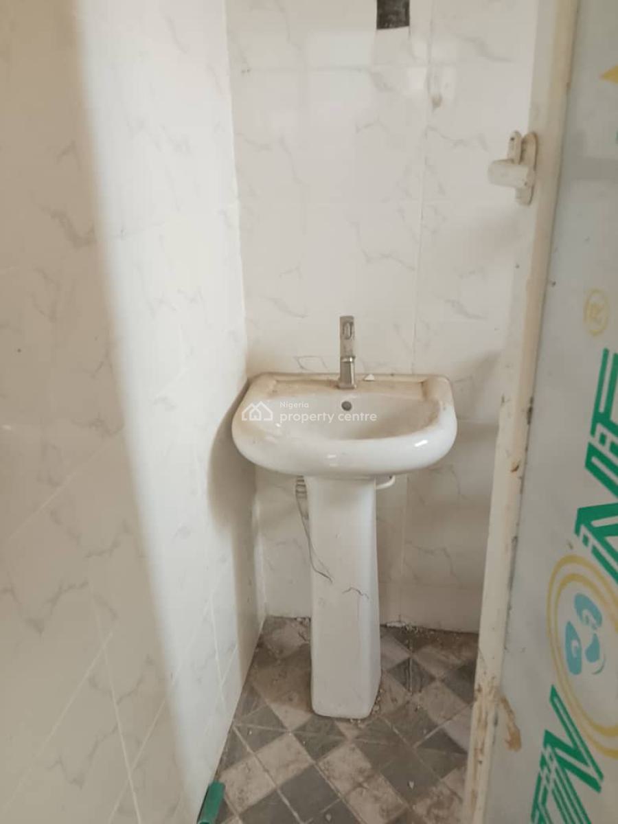 Clean 3 Bedrooms Flat / Apartment, Unilag Estate, Gra Phase 1, Magodo, Lagos, Flat / Apartment for Rent