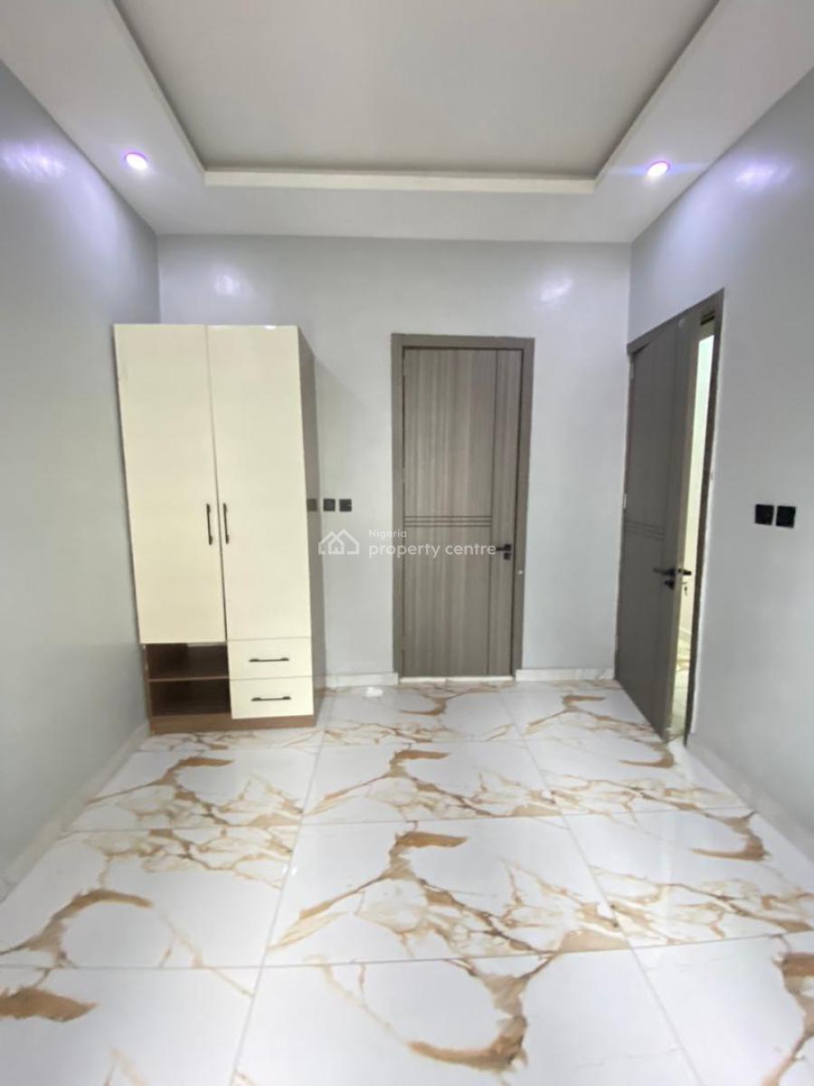 Lovely 2 Bedroom Apartment in an Estate, Lekki Phase 1, Lekki, Lagos, Flat / Apartment for Sale