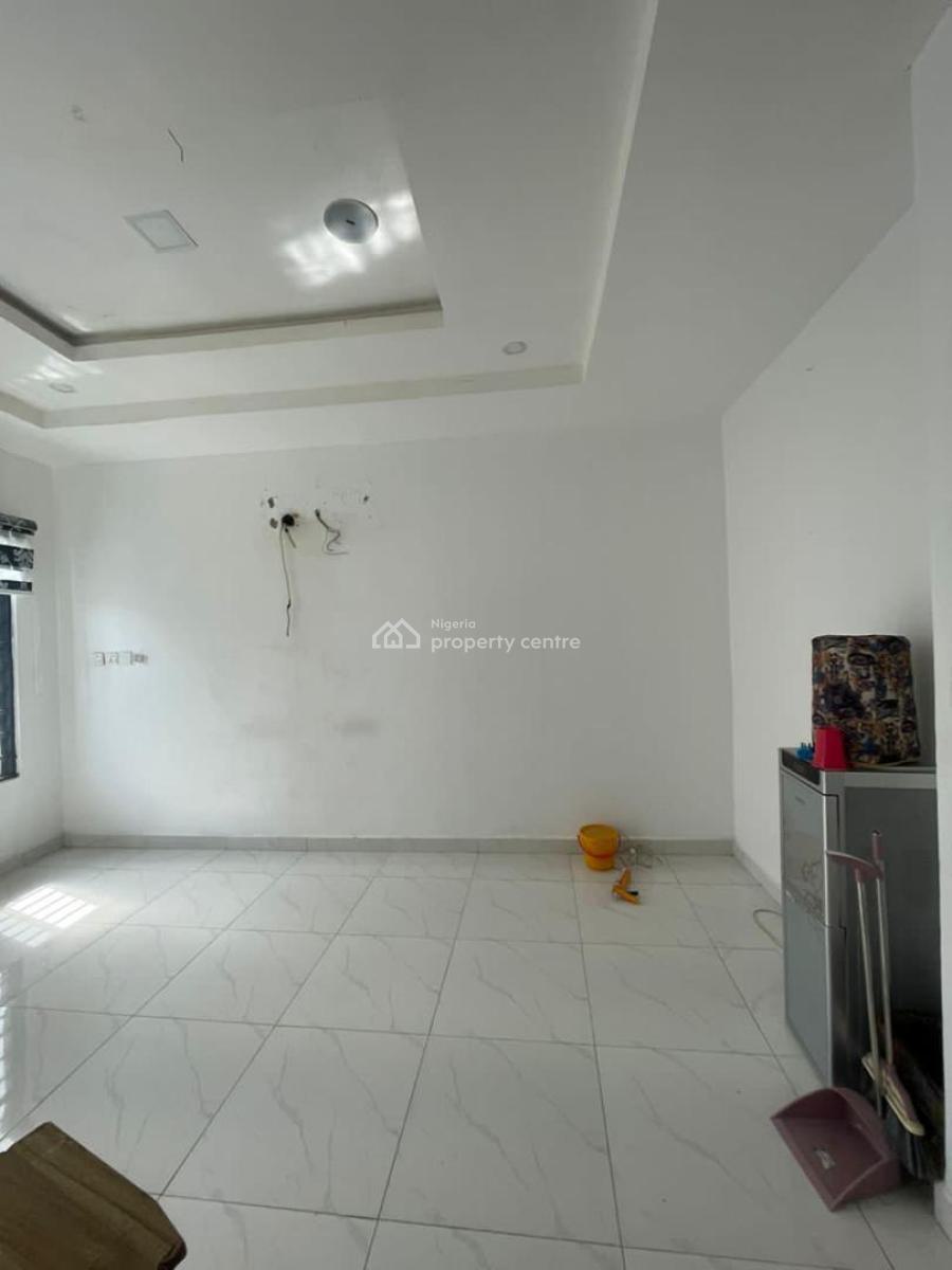 Spacious Master Bedroom in a Serviced Court, Justice Court, Spg Road, Ologolo, Lekki, Lagos, Flat / Apartment for Rent