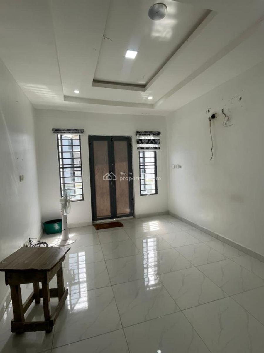 Spacious Master Bedroom in a Serviced Court, Justice Court, Spg Road, Ologolo, Lekki, Lagos, Flat / Apartment for Rent