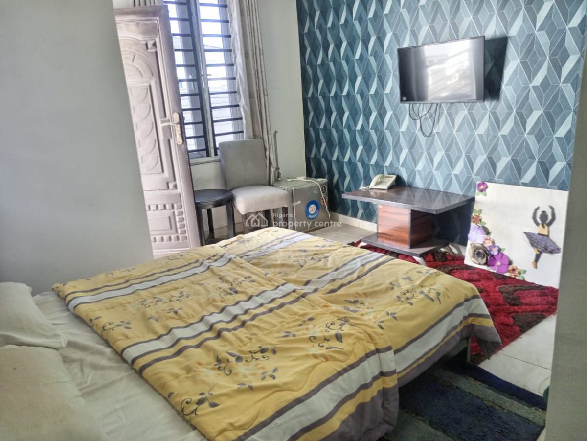 Well Maintained 2 Bedroom Terrace at Lekki Phase 1, Lekki Phase 1, Lekki, Lagos, Flat / Apartment for Rent