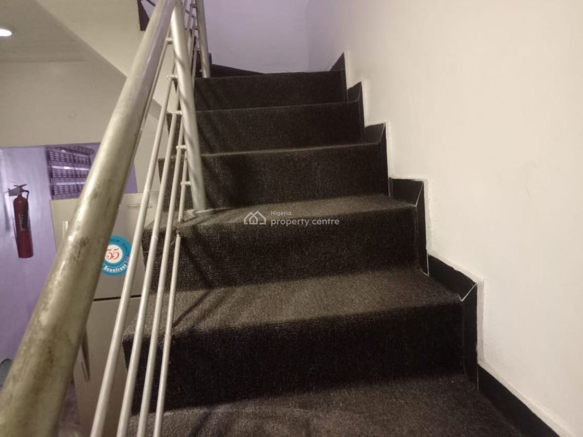 Well Maintained 2 Bedroom Terrace at Lekki Phase 1, Lekki Phase 1, Lekki, Lagos, Flat / Apartment for Rent