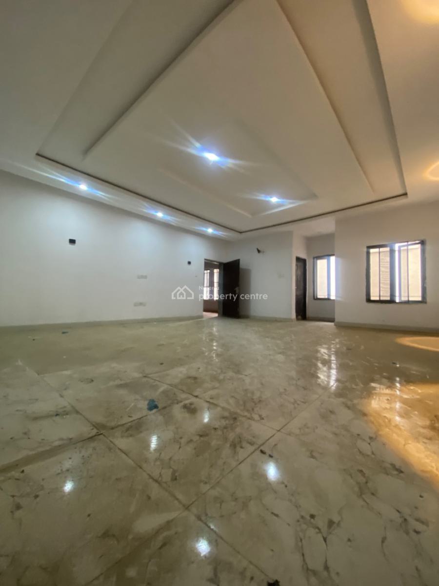 Distress! Very Spacious 3bedroom Flat with Bq, Orchid Road Lekki, Lekki, Lagos, Flat / Apartment for Sale
