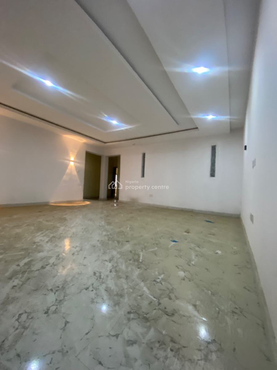 Distress! Very Spacious 3bedroom Flat with Bq, Orchid Road Lekki, Lekki, Lagos, Flat / Apartment for Sale