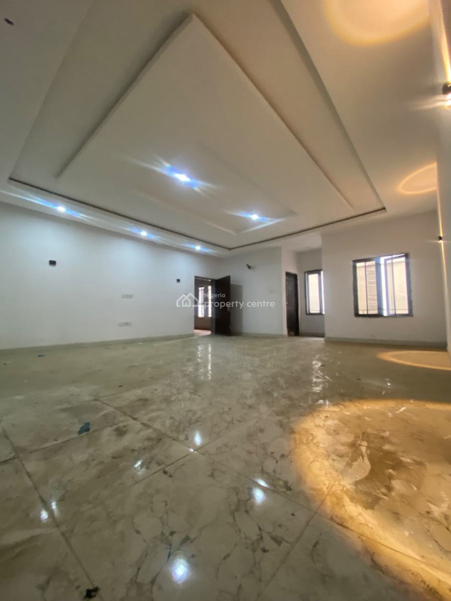 Distress! Very Spacious 3bedroom Flat with Bq, Orchid Road Lekki, Lekki, Lagos, Flat / Apartment for Sale