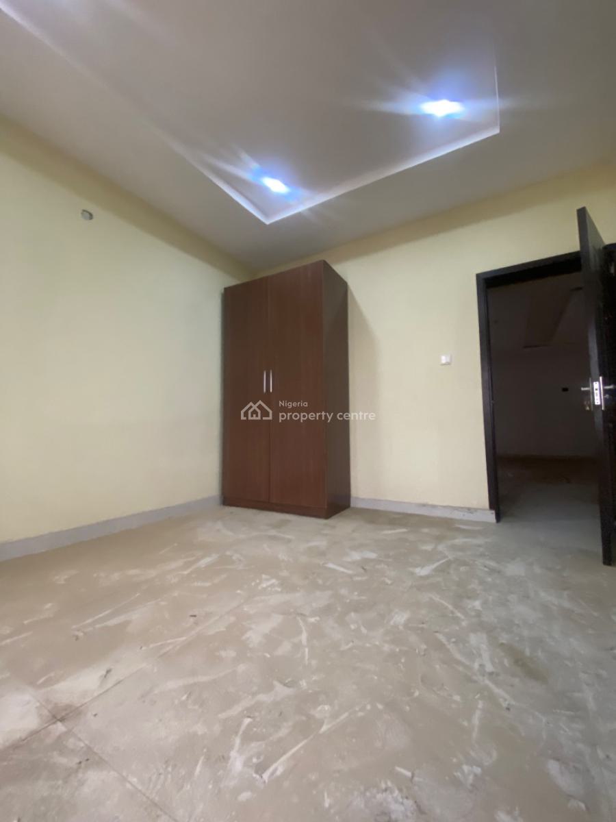 Distress! Very Spacious 3bedroom Flat with Bq, Orchid Road Lekki, Lekki, Lagos, Flat / Apartment for Sale