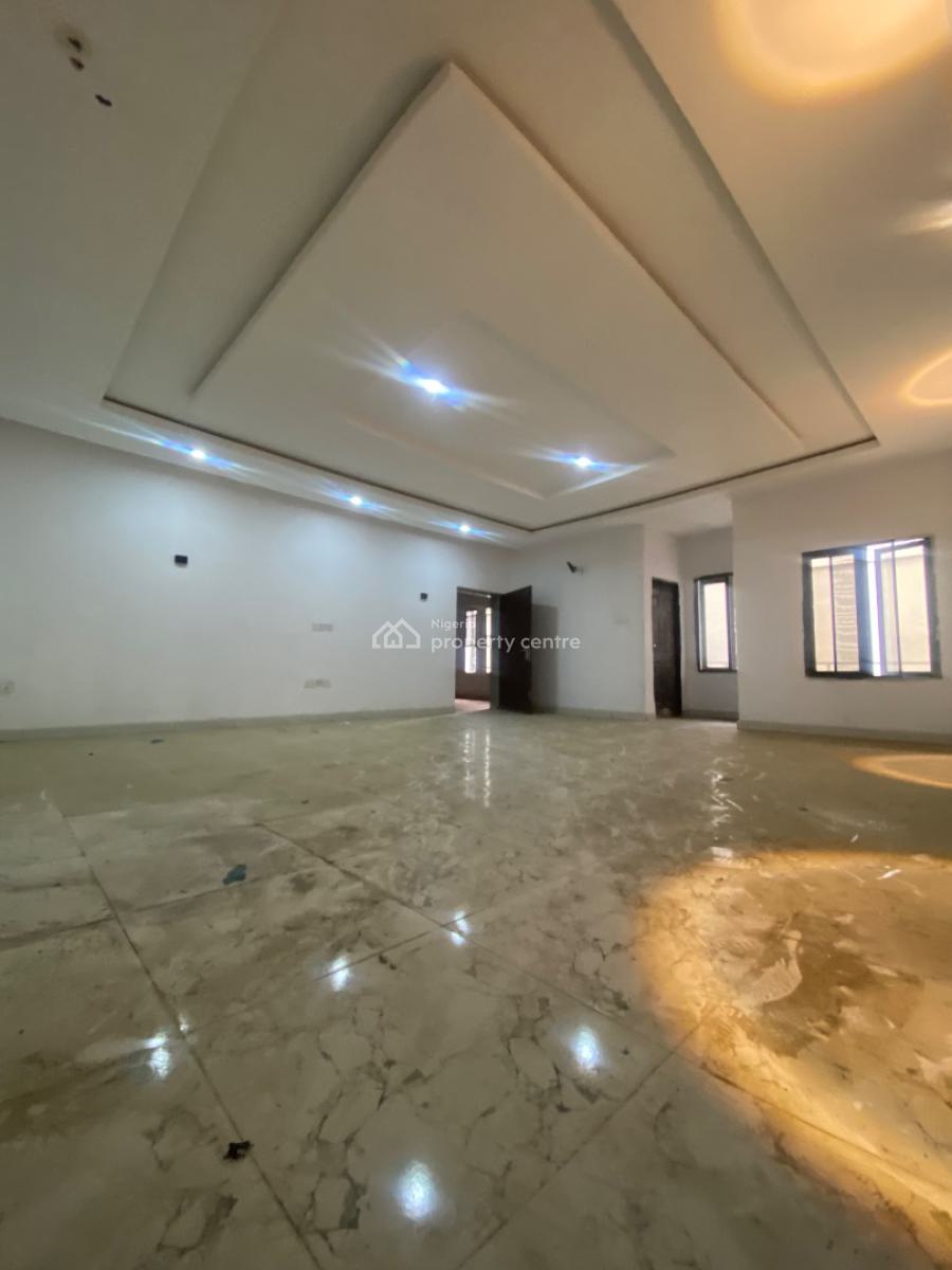 Distress! Very Spacious 3bedroom Flat with Bq, Orchid Road Lekki, Lekki, Lagos, Flat / Apartment for Sale