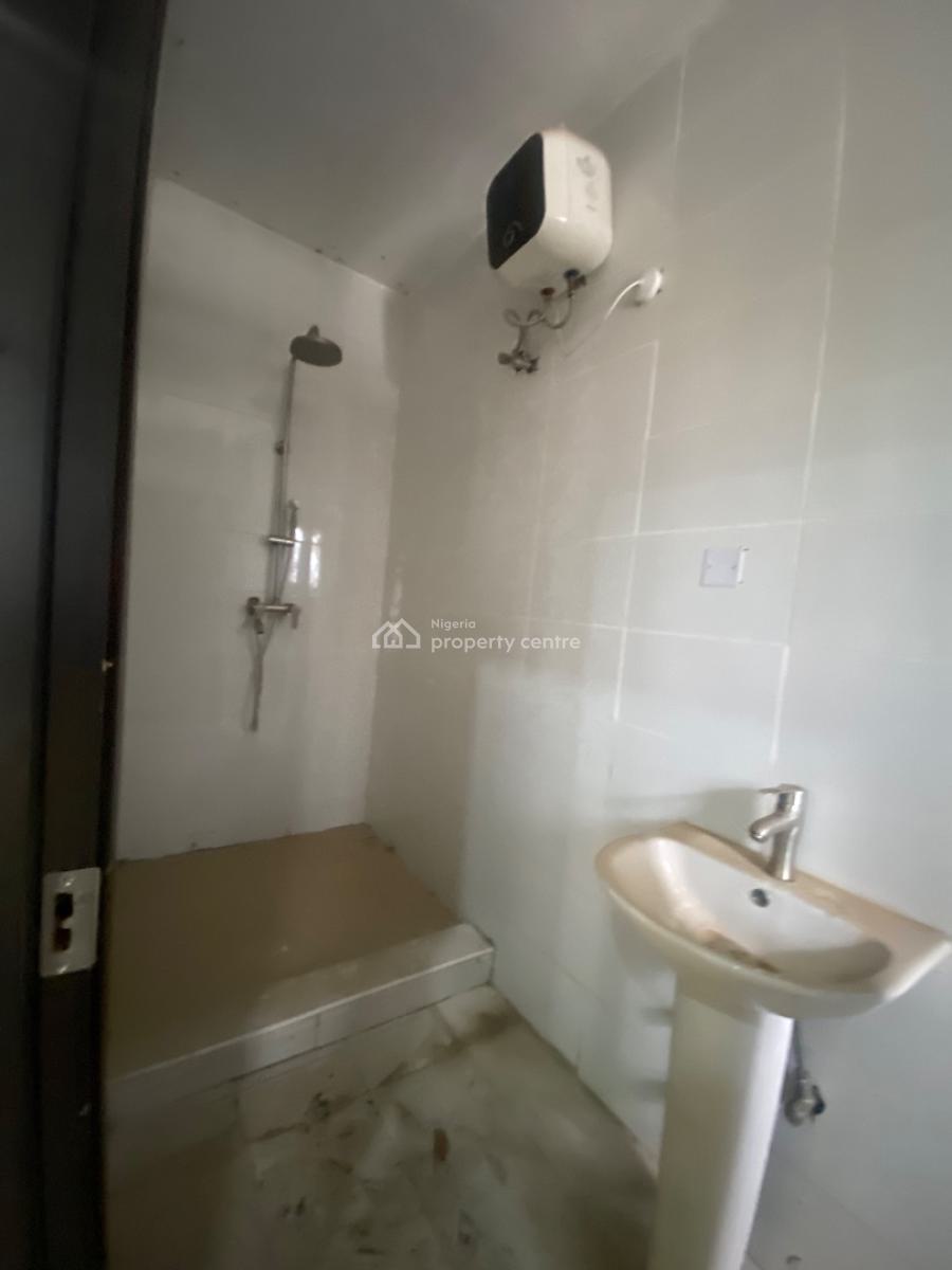 Distress! Very Spacious 3bedroom Flat with Bq, Orchid Road Lekki, Lekki, Lagos, Flat / Apartment for Sale