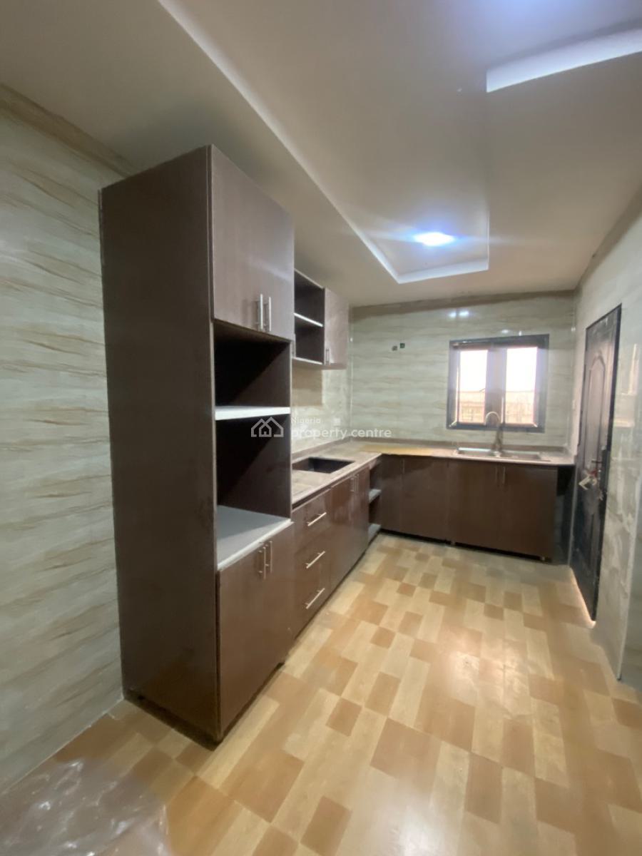 Distress! Very Spacious 3bedroom Flat with Bq, Orchid Road Lekki, Lekki, Lagos, Flat / Apartment for Sale