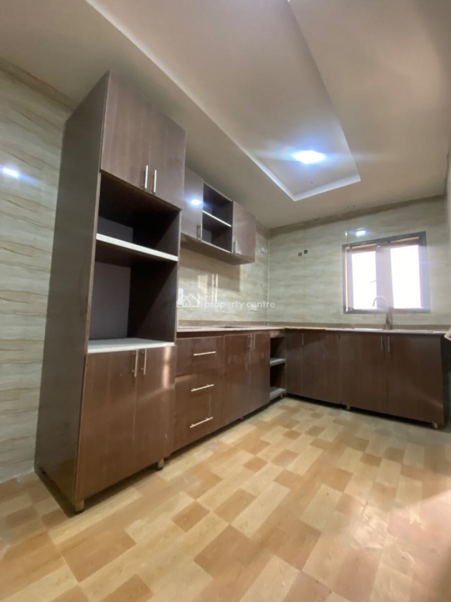 Distress! Very Spacious 3bedroom Flat with Bq, Orchid Road Lekki, Lekki, Lagos, Flat / Apartment for Sale