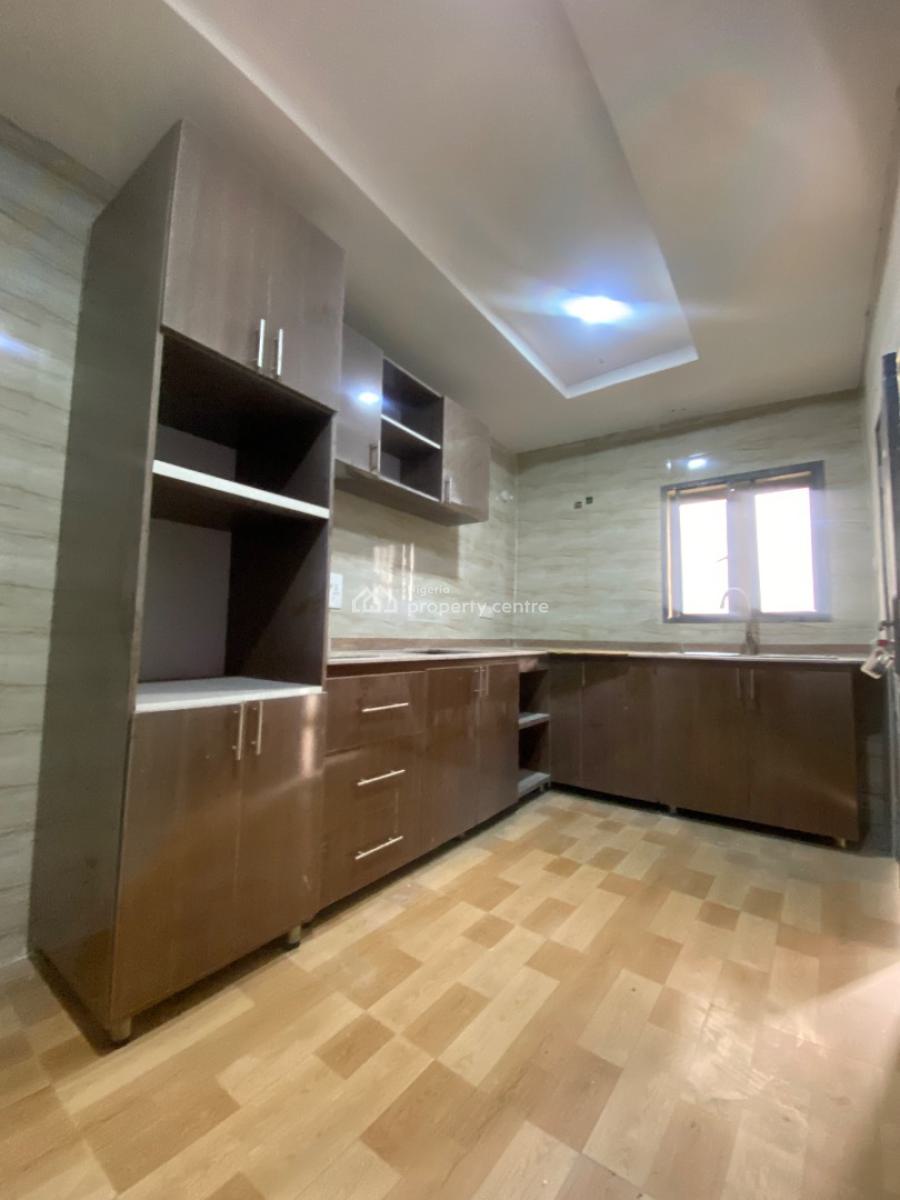 Distress! Very Spacious 3bedroom Flat with Bq, Orchid Road Lekki, Lekki, Lagos, Flat / Apartment for Sale