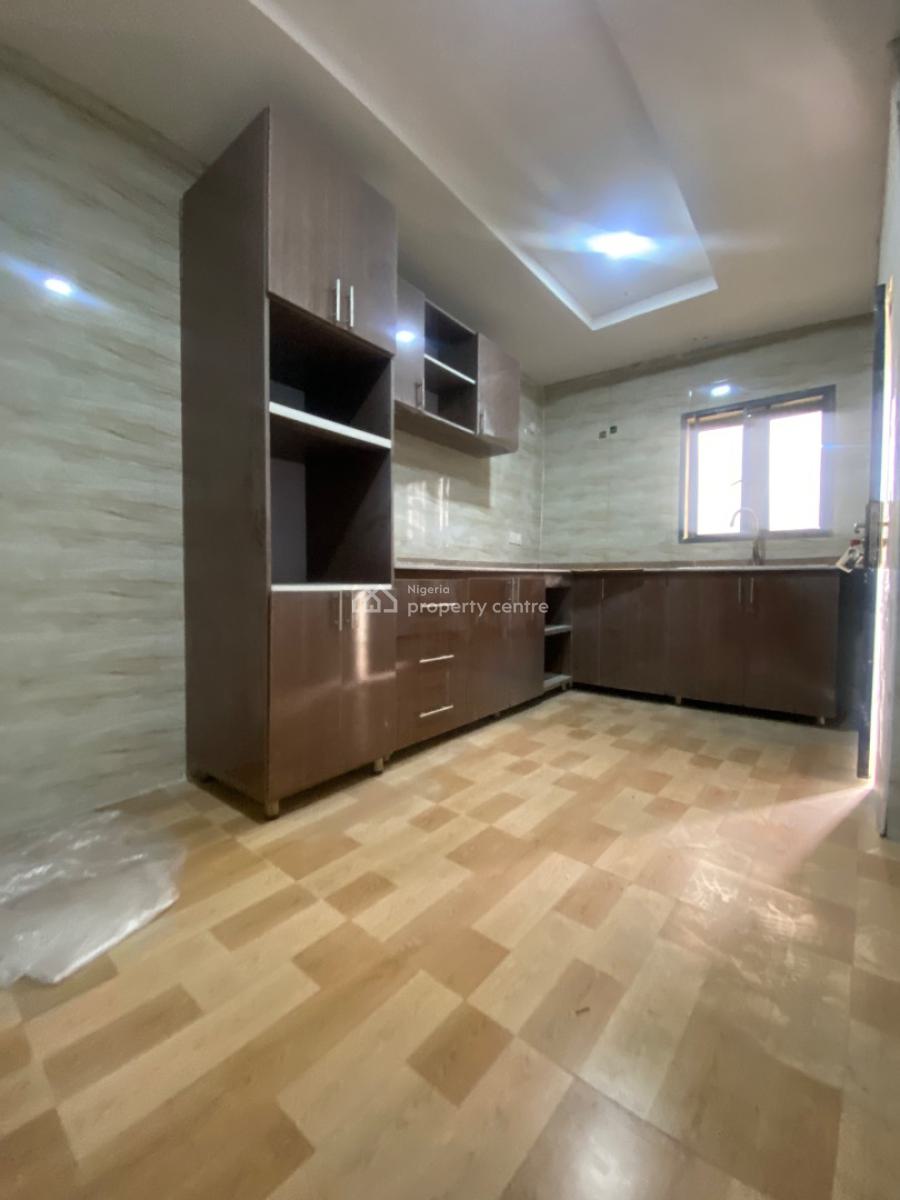 Distress! Very Spacious 3bedroom Flat with Bq, Orchid Road Lekki, Lekki, Lagos, Flat / Apartment for Sale