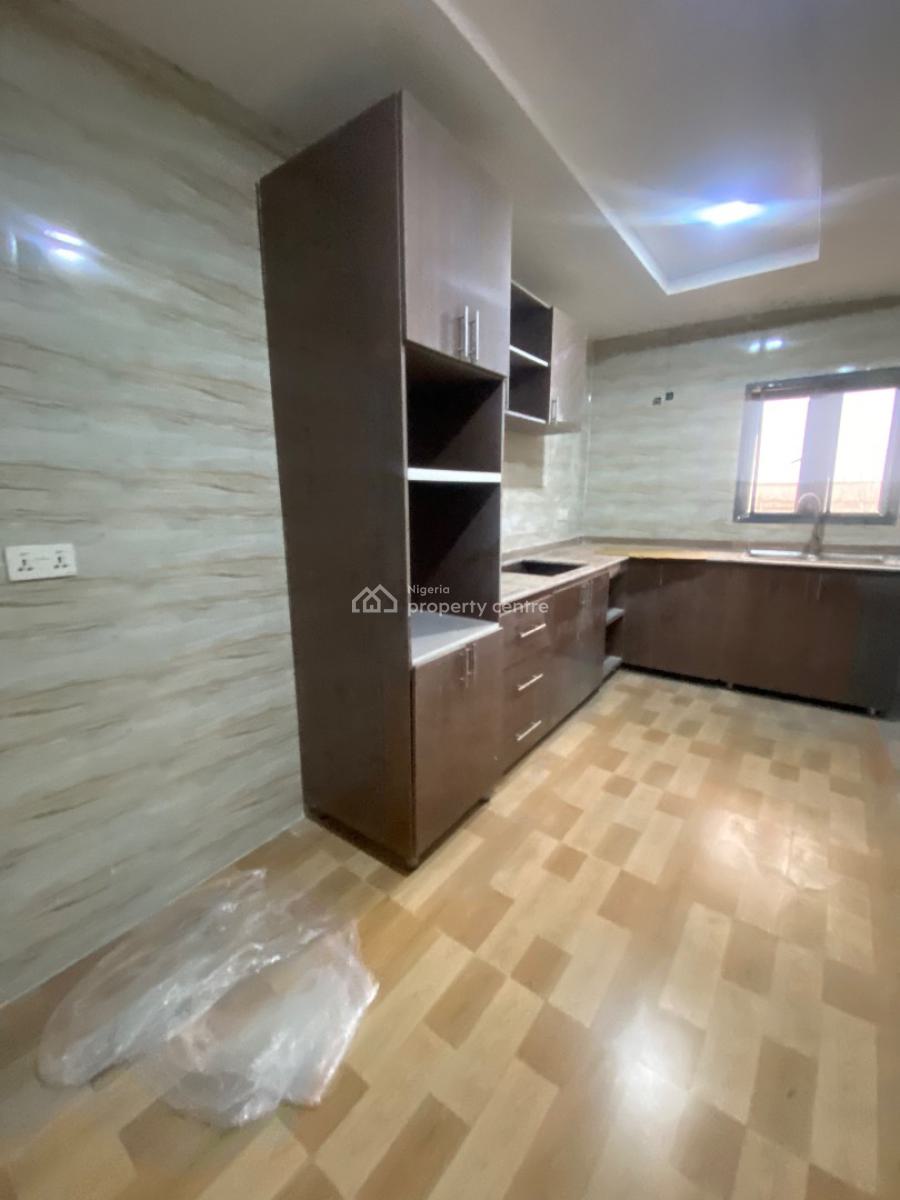 Distress! Very Spacious 3bedroom Flat with Bq, Orchid Road Lekki, Lekki, Lagos, Flat / Apartment for Sale