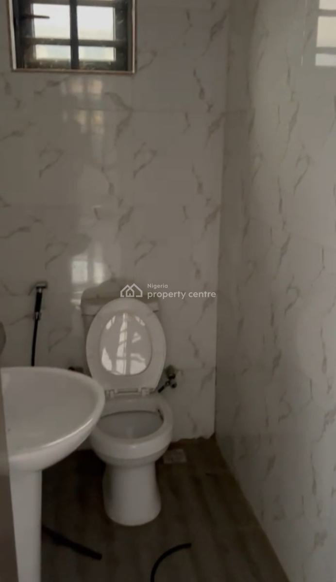 Well Maintained 2 Bedroom Apartment, Ologolo, Ologolo, Lekki, Lagos, Flat / Apartment for Rent