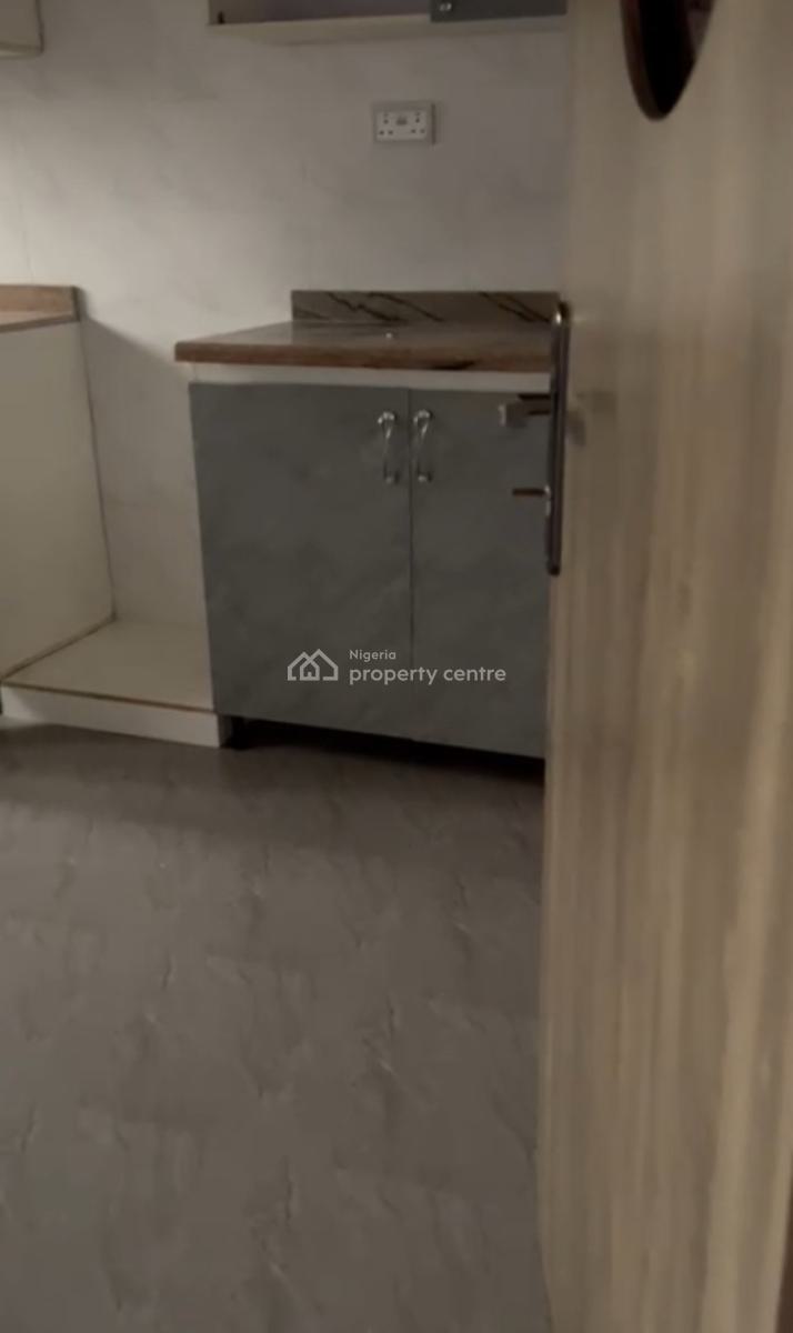 Well Maintained 2 Bedroom Apartment, Ologolo, Ologolo, Lekki, Lagos, Flat / Apartment for Rent